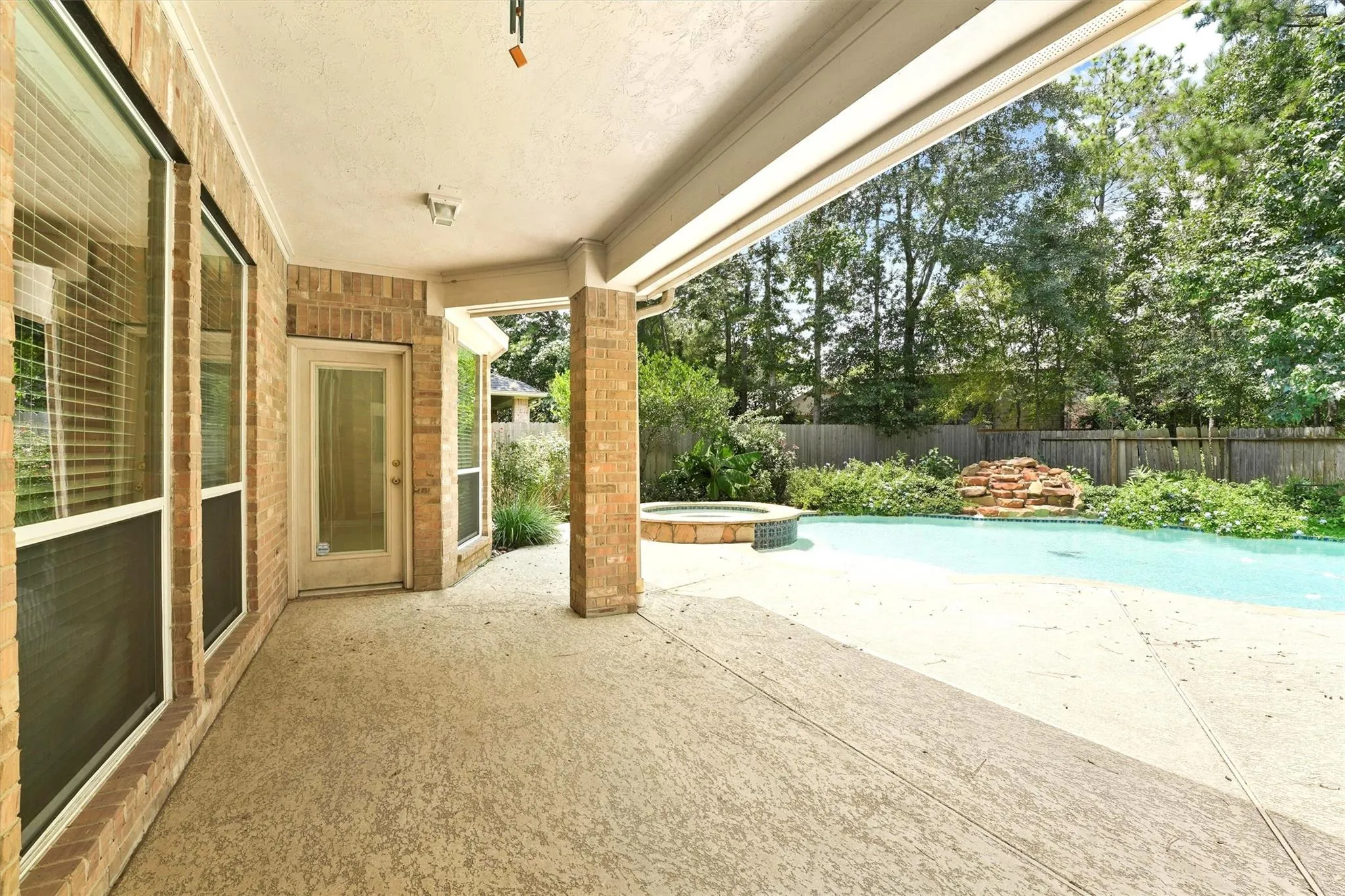 131 E Mirror Ridge Circle  The Woodlands