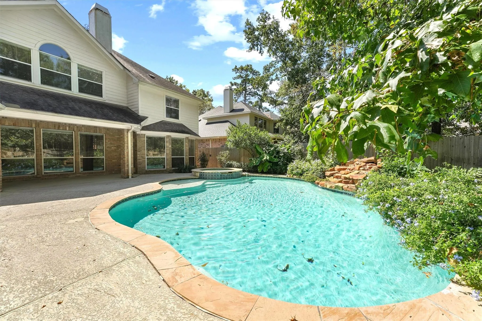 131 E Mirror Ridge Circle  The Woodlands