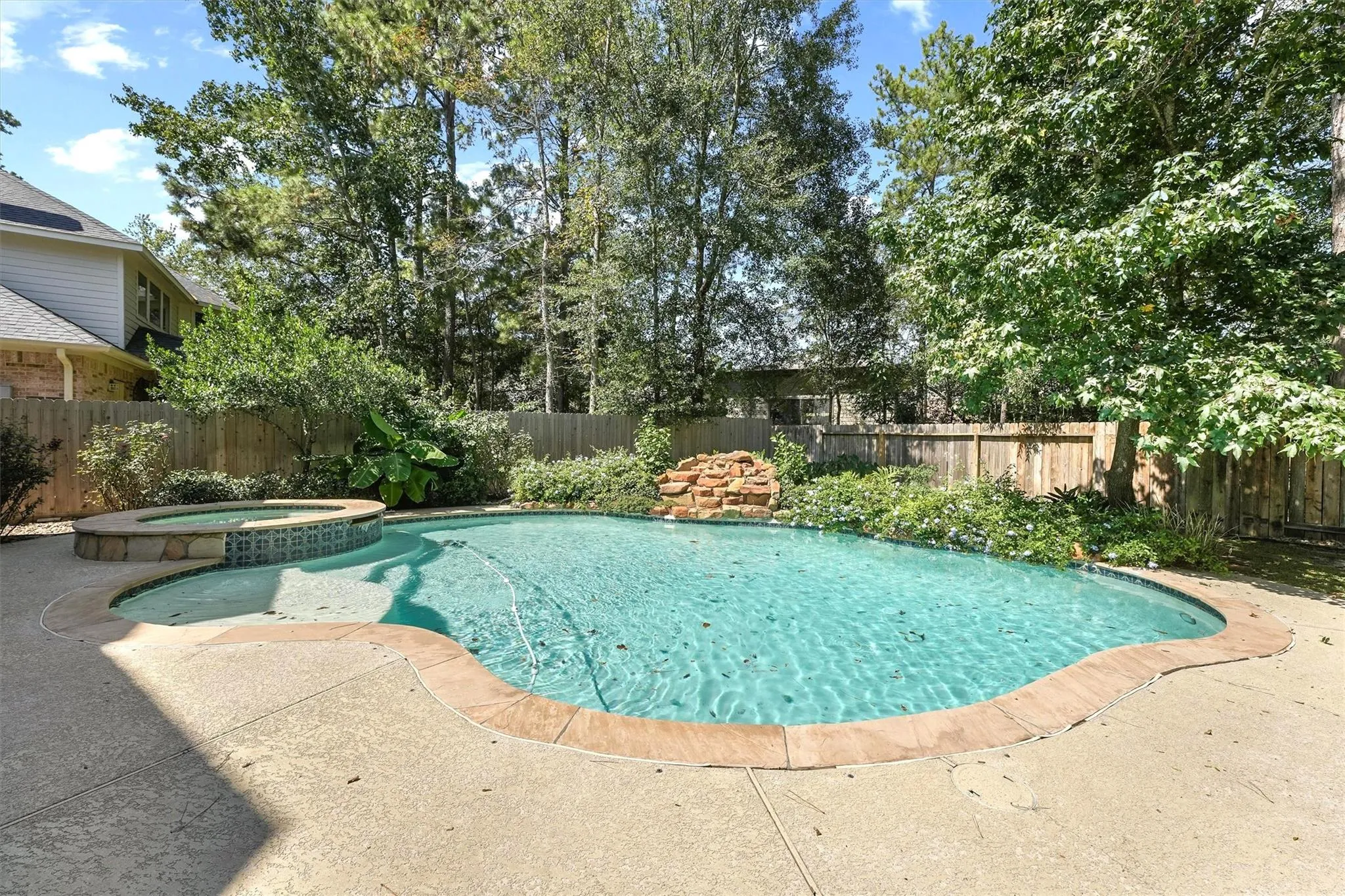 131 E Mirror Ridge Circle  The Woodlands